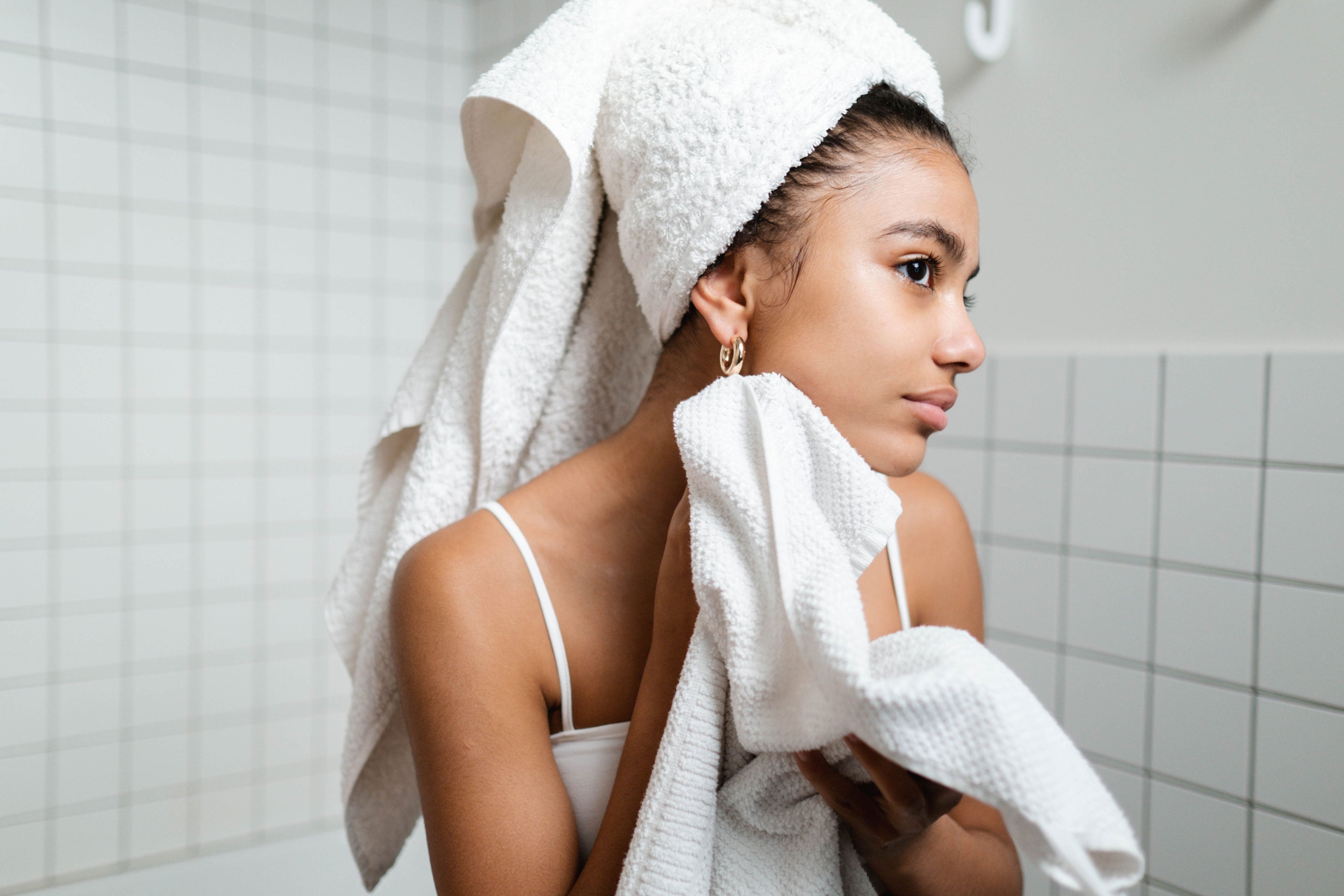6 factores que pueden estar dañando tu piel y cómo prevenirlos.